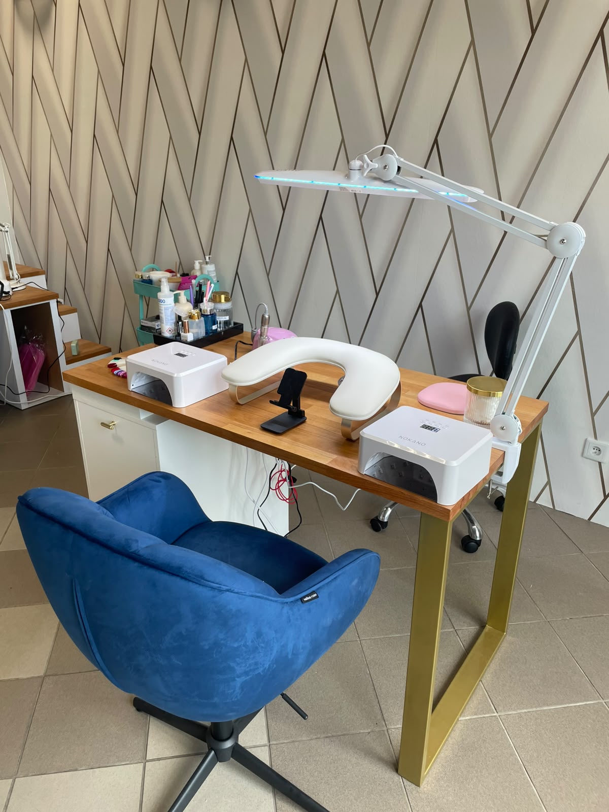 Nowoczesne stanowisko do manicure hybrydowego z niebieskim fotelem