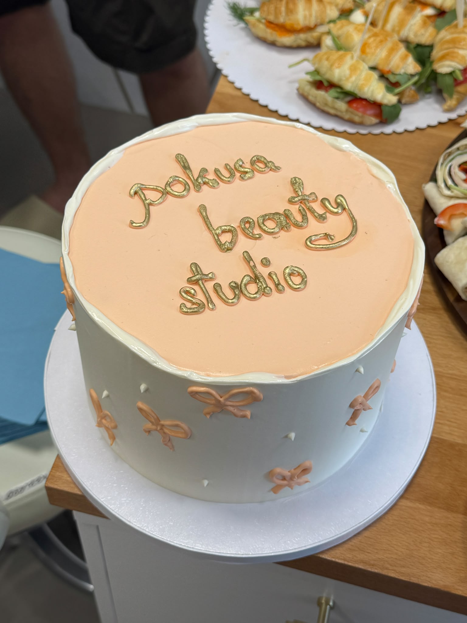 Tort okolicznościowy ze złotym napisami Pokusa Beauty Studio Kraków