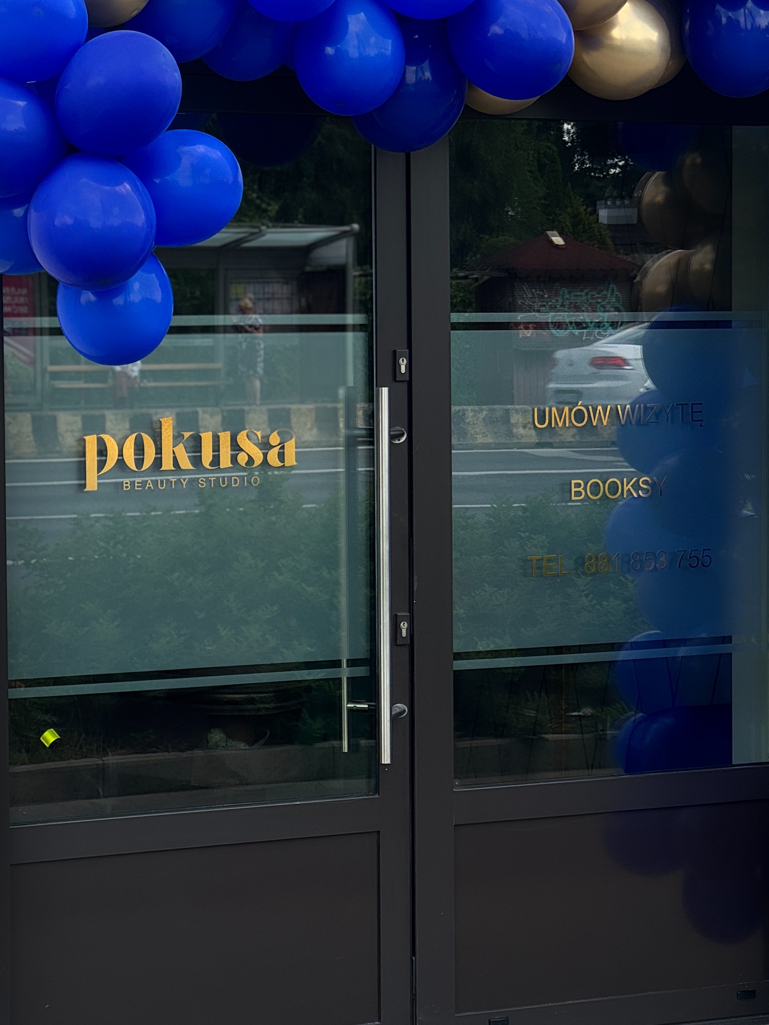 Wejście i uroczyste otwarcie salonu Pokusa Beauty Studio przy al. 29 Listopada 81/3 w Krakowie