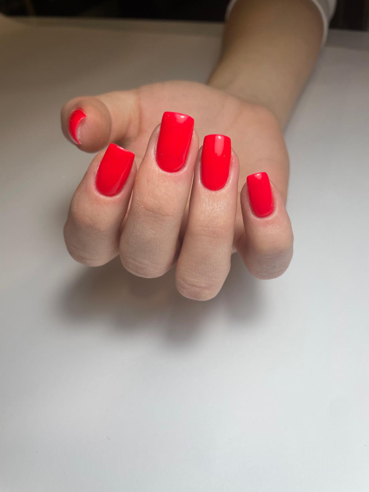 Klasyczny czerwony manicure hybrydowy — Kraków