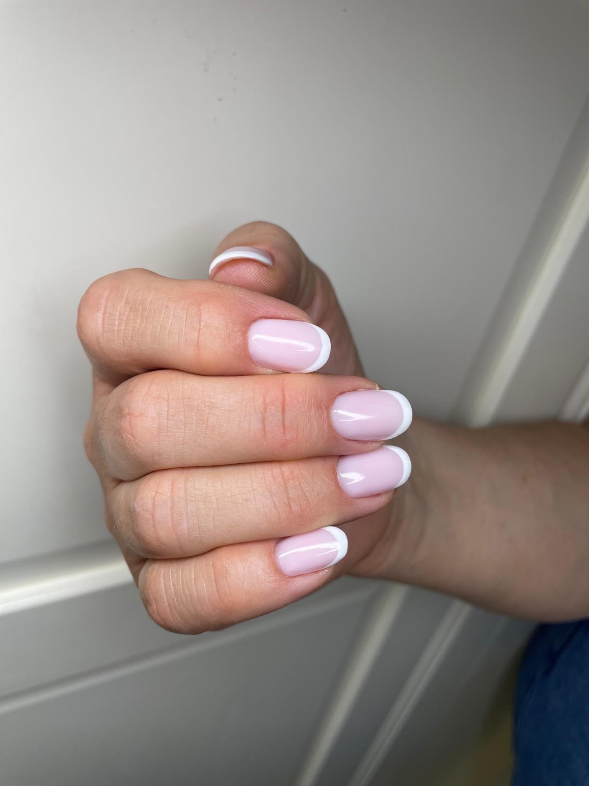 Klasyczny manicure french — Pokusa Beauty Studio Kraków